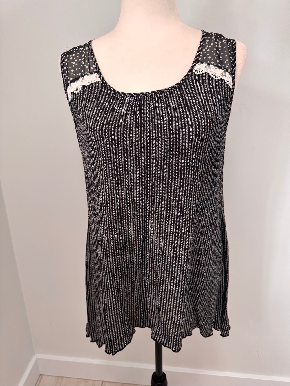 Black & White Lace-Trim Polka Dot Shoulder Tank TopRound Neck Sz L